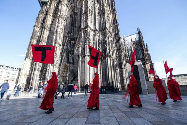 Bilder des Jahres 2021, News 02 Februar News Themen der Woche KW07 News Bilder des Tages Extinction Rebellion Mahnwache vor dem Kölner Dom. Am Samstag (21.02.21) fand anlässlich der Löschung eines Laschet-kritischen-Beitrags durch den WDR eine Mahnwache auf der Domplatte in Köln statt. Neben Kölle for Future nehmen zahlreiche andere Klima-Bündnisse wie Extinction Rebellion,Parents For Future teil. Sie fordern vom WDR eine neutrale und ausgewogene Berichterstattung über die Kohlepolitik der Landesregierung. Foto:Die Red Rebels der Klimaaktivisten von Extinction Rebellion vor dem Kölner Dom. Köln Innenstadt Nordrhein-Westfalen Deutschland