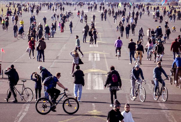 Bilder des Jahres 2021, News 02 Februar News Themen der Woche KW07 News Bilder des Tages Inzidenzwert steigt wieder Berlin, DEU, 21.01.2021 - Tausende Menschen geniessen die ersten waermenden Sonnenstrahlen auf dem Tempelhofer Feld, nicht einfach die Abstandsregel einzuhalten. Die Zahl der binnen sieben Tagen gemeldeten Neuinfektionen pro 100.000 Einwohner liegt derzeit laut RKI bundesweit bei 60,2 und ist damit den zweiten Tag in Folge angestiegen. Berlin Berlin Deutschland
