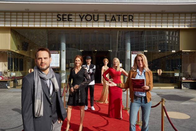 Bilder des Jahres 2021, Entertainment 02 Februar Entertainment Themen der Woche KW08 Entertainment Bilder des Tages Unter dem Motto SEE YOU LATER praesentiert Madame Tussauds Berlin Wachsfiguren von Moritz Bleitreu, Maria Furtwaengler, Julia Roberts, Barbara Schoenberger, Mark Forster und Nicole Kidmann auf dem roten Teppich vor dem Zoo Palast Berlin am 25.02.2021. Madame Tussauds Berlin - SEE YOU LATER