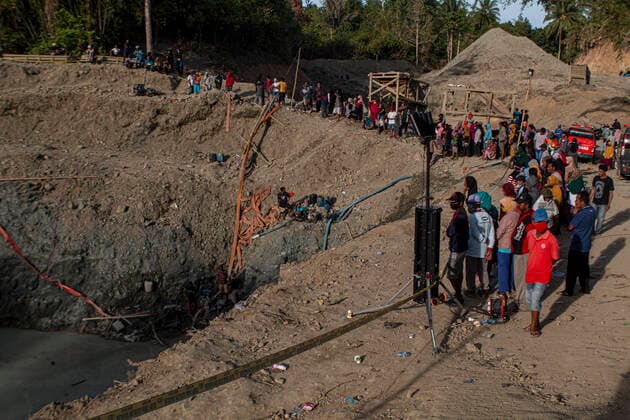 Bilder des Jahres 2021, News 02 Februar News Themen der Woche KW08 News Bilder des Tages 6 People Killed in Illegal Mining A number of residents witnessed the search for victims buried by landslides in an illegal gold mine pit in Buranga Village, Ampibabo District, Parigi Moutong District, Central Sulawesi Province, Indonesia, February 25, 2021. 23 people were victims of a landslide disaster that occurred Wednesday, February 24, 2021. In among them, six people died, five people were injured, 11 people survived, and one person is still in search. Copyright: xOpanxBustanx xOpnxImagesx