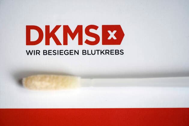 Die DKMS gemeinnützige GmbH (ehemals Deutsche Knochenmarkspenderdatei) ist eine gemeinnützige Organisation mit Sitz in Tübingen. Ihre Aufgabe ist die Registrierung von Stammzellspendern, mit dem Ziel, weltweit Blutkrebspatienten mit einer Stammzelltransplantation zu helfen. Im Bild das DKMS-Logo auf einem Umschlag mit dem Test-Stäbchen (Buccal Swab) für die Typisierung potentieller Spender mit Zellen der Mundschleimhaut. (Themenbild, Symbolbild)