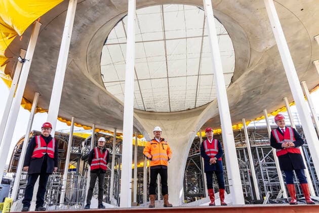 Bilder des Jahres 2021, News 02 Februar News Themen der Woche KW08 News Bilder des Tages Etappenziel am künftigen Hauptbahnhof Stuttgart. 14 von 28 Kelchstützen sind betoniert. Von links Peter PÄTZOLD (Bürgermeister, Referat Städtebau), Harald SUPPER (Vorstandsmitglied Baukonzern Züblin), Olaf DRESCHER, Vorsitzender der Geschäftsführung der DB Projekt Stuttgart-Ulm GmbH, Christoph INGENHOVEN (Bahnhofsarchitekt), Frank NOPPER (Oberbürgermeister Stuttgart). 27.02.2021: Deutschland, Baden-Württemberg, Stuttgart.