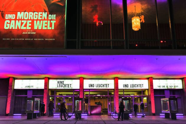 Bilder des Jahres 2021, Entertainment 02 Februar Entertainment Themen der Woche KW08 Entertainment Bilder des Tages Berlin, Kino International am Vorabend der Berlinale 28.02.2021, Berlin, DEU Am Vorabend der Berlinale macht das Kino International in Berlin auf die Coronabedingte Situation der Kinos aufmerksam unter dem Motto Kino leuchtet. Für dich