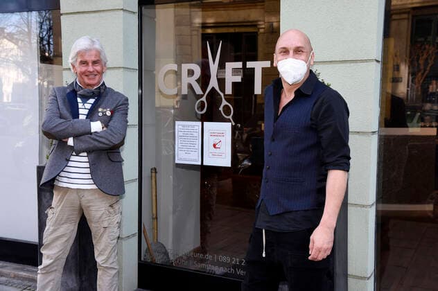 Bilder des Jahres 2021, Entertainment 03 März Entertainment Themen der Woche KW09 Entertainment Bilder des Tages Frederic Meisner mit Günther Neutert bei seinem Friseurbesuch nach dem Friseurneustart nach Lockdown im Salon Craft Friseure. München, 01.03.2021