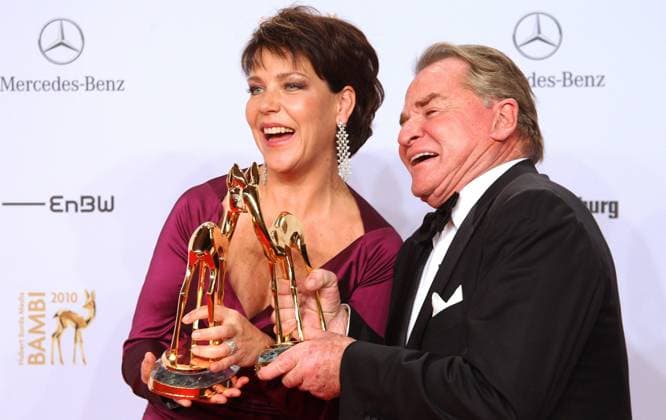 Preistraeger Beste Fernsehserie : Um Himmers Willen mit Janina Hartwig und Fritz Wepper zur Bambi Verleihung 2010 in der Metroptolis-Halle am Filmpark in Potsdam-Babelsberg Copyright: xEventpressxHerrmannx