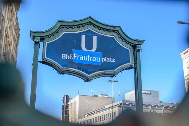 Bilder des Jahres 2021, News 03 März News Themen der Woche KW10 News Bilder des Tages Anlässlich des Frauentags wurde der Name des U-Bahnhos Hermannstraße in Berliner-Neukölln mit FrauFrau überklebt. On the occasion of Women s Day, the name of the Hermannstraße underground station in Berlin-Neukölln was pasted over with FrauFrau . snapshot-photography B.Niehaus