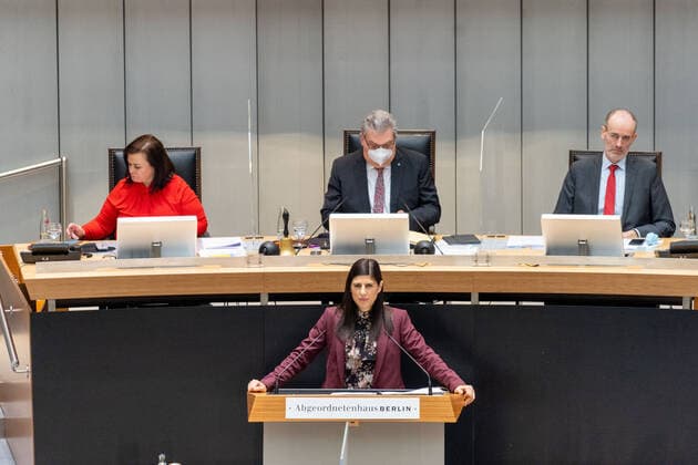 11.03.2021,Berlin,Deutschland,GER,75. Plenarsitzung Berliner Abgeordnetenhaus.Derya Caglar (SPD)