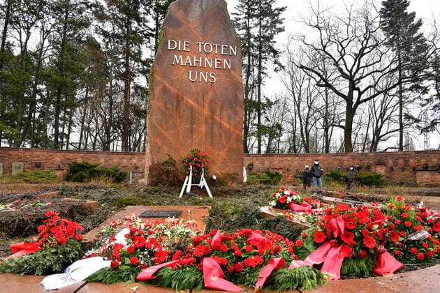 Bilder des Jahres 2021, News 03 März News Themen der Woche KW10 News Bilder des Tages Stilles Gedenken an Karl Liebknecht und Rosa Luxemburg an der Gedenkstätte der Sozialisten auf dem Städtischen Zentralfriedhof Friedrichsfelde. Berlin, 14.03.2021