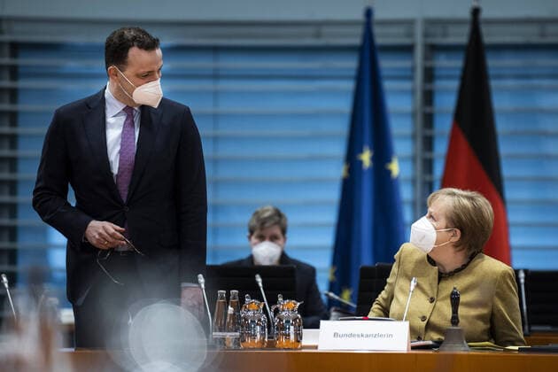 Bilder des Jahres 2021, News 03 März News Themen der Woche KW11 News Bilder des Tages (L-R) Jens Spahn, Bundesminister fuer Gesundheit, und Angela Merkel, Bundeskanzlerin, aufgenommen vor Beginn der woechentlichen Sitzung des Kabinetts in Berlin, 17.03.2021. Berlin Deutschland