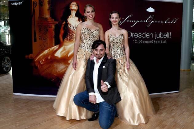 Debuetanten mit Ballkleid von Modedesigner Uwe Herrmann und Hans-Joachim Frey, Kuenstlerischer Leiter und 1. Vorsitzender des Semper Opernball e.V. bei der Pressekonferenz zum SemperOpernball 2015. Am 30. Januar 2015 ist es wieder soweit ð zum 10. Mal oeffnen sich die T?ren zum glamouroesen SemperOpernball in Dresden. Das neue Ballmotto - Dresden Jubelt - und das Debuetantenkleid 2015 wurden vorgestellt Copyright: xEventpressxRadkex