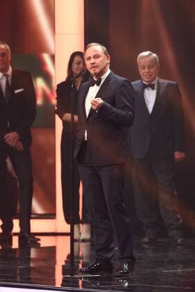 Preitraeger Tatort Schauspieler Alexander Held auf dem Roten Teppich beim Vorempfang bei der Verleihung der 50. Goldene Kamera 2015 - von HOERZU in der Hamburg Messe und Congress GmbH in Hamburg. Copyright: xEventpressx