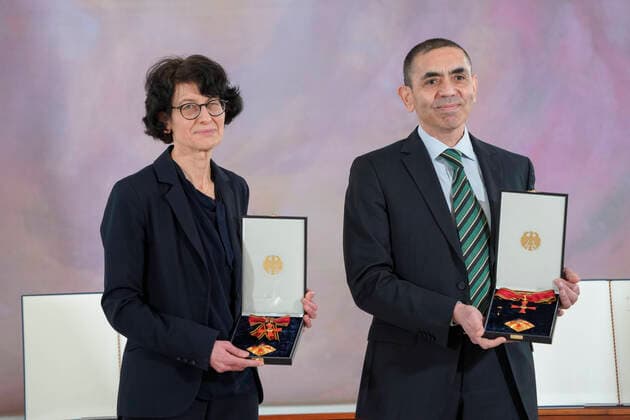 Bilder des Jahres 2021, News 03 März News Themen der Woche KW11 News Bilder des Tages Verleihung des Bundesverdienstkreuz an die Biontech Gruender Aktuell, 19.03.2021, Forscherehepaar und Gruender des Unternehmens Biontech SE Oezlem Tuereci und Ugur Åžahin ihrer Auszeichnung des Großen Verdienstkreuzes mit Stern des Verdienstordens der Bundesrepublik Deutschland im Schloss Bellevue in Berlin fuer ihren unermüdlichen Einsatzes bei der Entwicklung und Zulassung eines Impfstoffes gegen Covid-19 und ihren entscheidenden Beitrag zur Eindaemmung der Corona-Pandemie Berlin Berlin Deutschland