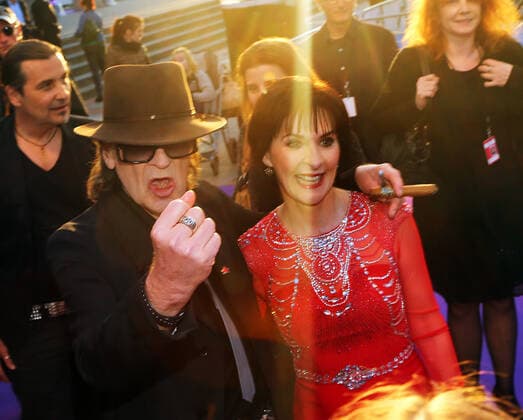 Udo Lindenberg mit Enya, Musikerin auf dem blauer ( roter ) Tepppich zur Verleihung der Echo 2016 in der Messe Berlin Copyright: xEventpressxHHHx