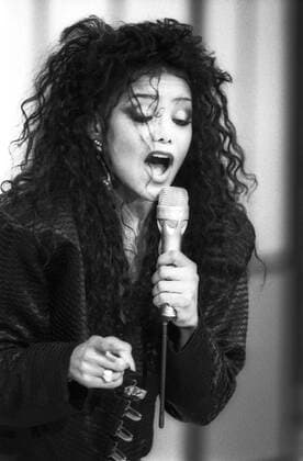 LaToya Jackson (Popsängerin) 12 87 ru LaToya Jackson im Dezember 1987 in Die verflixte 7 , ARD USA Amerikanerin amerikanische Frau Sängerin Gesang Pop Popmusik Model? Fotomodell TV-Show Fernsehshow Fernsehen us american female singer hoch Portrait halb stehend singend gestikulierend live Auftritt Bühne sw La Toya