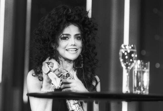 LaToya Jackson (Popsängerin) 03 89 vZ LaToya Jackson im März 1989 in Nase vorn (ZDF) aus Saarbrücken USA Amerikanerin amerikanische Frau Sängerin Gesang Pop Popmusik Model? Fotomodell TV-Show Fernsehshow Fernsehen us american female singer quer Portrait sprechend lächelnd Schlange Reptil sw La Toya
