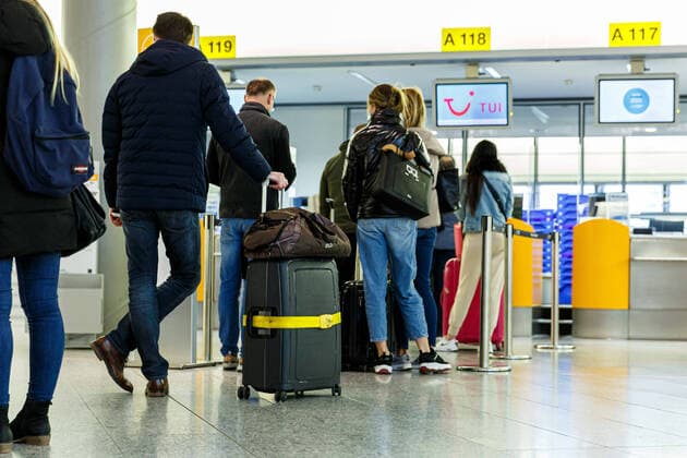 Bilder des Jahres 2021, News 03 März News Themen der Woche KW11 News Bilder des Tages DEUTSCHLAND, NIEDERSACHSEN, LANGENHAGEN, 21.03.2021 - Erster Flug nach Mallorca - Flughafen Hannover-Langenhagen - Reisende warten in einer Schlange am Check-In für einen der ersten Flüge nach Palma de Mallorca mit TUI fly. Am Flughafen Hannover-Langenhagen starten am heutigen Tag wieder die ersten Flüge nach Palma de Mallorca.