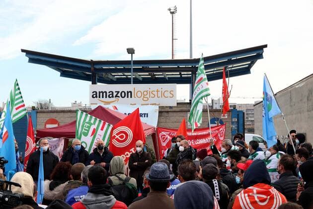 Bilder des Jahres 2021, News 03 März News Themen der Woche KW12 News Bilder des Tages foto ipp clemente marmorino milano 22 03 2021 spedizioni amazon bloccate per un giorno in italia per lo sciopero degli addetti alla logistica nella foto il presidio all esterno di un centro di logistica amazon - amazon logistic via toffetti - sede multinazio