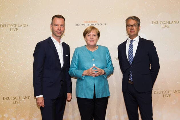 Sven Afhüppe (Handelsblatt Chefredakteur), Angela Merkel und Gabor Steingart (Handelsblatt Herausgeber) bei der Veranstaltung Deutschland Live: Wohin treibt der Westen? des Handelsblatt Wirtschaftsclubs im Westhafen Event & Convention Center (WECC) in Berlin. Copyright: xEventpressxGolejewskix