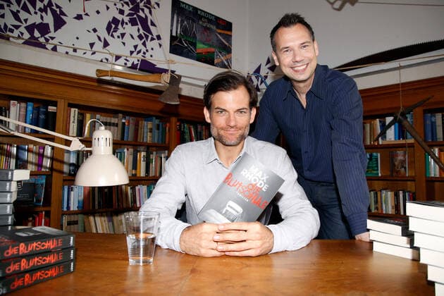 Torben Liebrecht und Sebastian Fitzek beim Set-Termin des RTL-Films Das Joshua-Profil in der Karl-Marx Buchhandlung in Berlin. Copyright: xEventpressxGolejewskix
