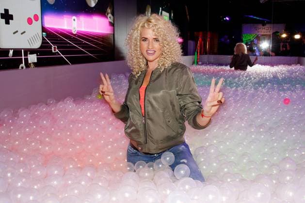 Sarah Knappik im Bällebad bei der großen 90er Neon-Sause im Madame Tussauds Berlin. Madame Tussauds goes Pop-up: unter dem Motto Let s Glow wird am 27. März 2018 ein brandneuer Bereich in der beliebten Attraktion Unter den Linden eingeweiht. 40.000 Neon-Bälle, ein leuchtender Dancefloor, eine Lounge-Bar und vier 90er Jahre Stars erwecken das Kultjahrzehnt für drei Monate zum Leben. Copyright: xEventpressxGolejewskix