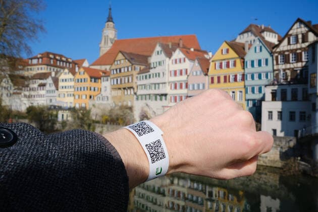 Bilder des Jahres 2021, News 03 März News Themen der Woche KW12 News Bilder des Tages Tuebingen Tuebingen stellt Tagesticket auf digitales System um, Tuebingen, 24.03.2021 Wer sich an einer der neun Stationen im Stadtgebiet testen laesst, bekommt nun ein Armband mit einem QR-Code. Tuebingen, 24.03.2021 Copyright: xEibner-Pressefoto ThomasxDingesx EP_TDS