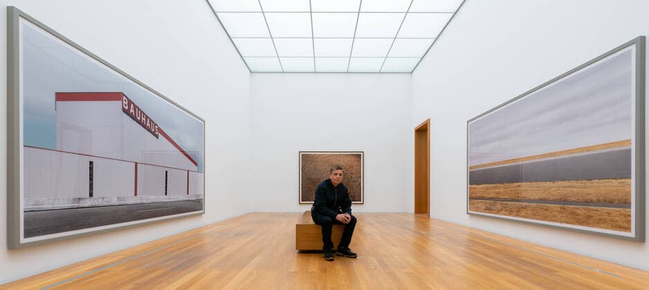 Bilder des Jahres 2021, Entertainment 03 März Entertainment Themen der Woche KW12 Entertainment Bilder des Tages Der Fotograf Andreas Gursky sitzt vor seinen Werken (l-r) Bauhaus (2020), Ohne Titel III (1996) und Rhein III (2018) im Museum der bildenden Künste (MdbK) in Leipzig. Das MdbK zeigt mit Andreas Gursky vom 25.03.-22.08.2021 die erste institutionelle Einzelausstellung mit einer Zusammenstellung aus rund 80 Werken des international erfolgreichen Fotokünstlers in seiner Geburtsstadt. Achtung: Nur redaktionelle Verwendung im Zusammenhang mit der Ausstellung! Leipzig Sachsen Deutschland