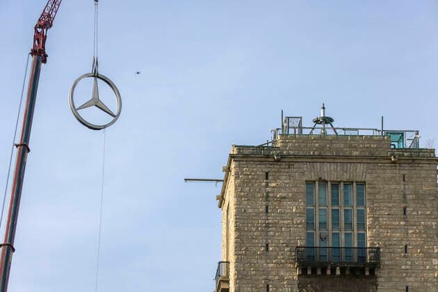 Bilder des Jahres 2021, News 03 März News Themen der Woche KW12 Mercedes-Stern auf dem Bahnhofsturm abgebaut. Seit 69 Jahren ist das weltbekannte Markenlogo eines der Wahrzeichen von Stuttgart. Durchmesser fünf Meter. Während des rund 250 Millionen Euro teuren Sanierung des Bonatzbau zieht der Stern vorübergehend vor das Mercedes-Museum in Bad Cannstatt. Nach Abschluss der Sanierungsarbeiten und Eröffnung des neuen Hauptbahnhofs in rund fünf Jahren kehrt der Mercedes-Stern auf den Turm zurück. 25.03.2021: DEU, Deutschland, Baden-Württemberg, Stuttgart.