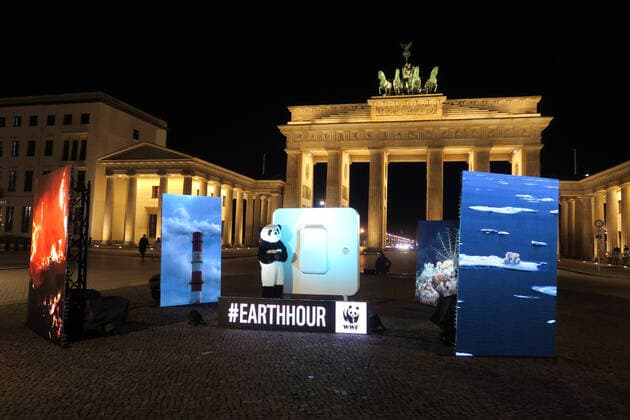 Bilder des Jahres 2021, News 03 März News Themen der Woche KW12 Anlässlich der Klimaschutzaktion Earth Hour wurde am Samstag (27.03.2020) das Licht am Brandenburger Tor um 20:30 Uhr ausgeschaltet. Vier große Bildschirme auf dem Pariser Platz zeigen Aufnahmen zerstörter Ökosysteme bevor das Licht ausgeht. Danach werden sie durch Bilder intakter Meere und gesunder Wälder ersetzt. Berlin; Deutschland; Europa