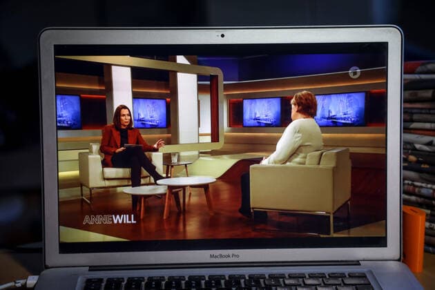Bilder des Jahres 2021, News 03 März News Themen der Woche KW12 News Bilder des Tages Fernsehen am Computer - ARD Mediathek - Sendung Anne Will vom 28. März 2021. Gast bei AnneWil ist Angela Merkel (CDU), Bundeskanzlerin