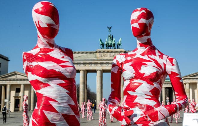 News Themen der Woche KW13 Bilder des Jahres 2021, News 03 März News Bilder des Tages Schaufensterpuppen Brandenburger Tor Berlin, 31.03.2021: In Absperrband eingewickelte Schaufensterpuppen stehen und sitzen auf Parkbaenken am Brandenburger Tor. Protest Aktion waehrend des Lockdowns in der Corona-Pandemie. Aufgrund der Puppen wirkt der Pariser Platz nicht leer.