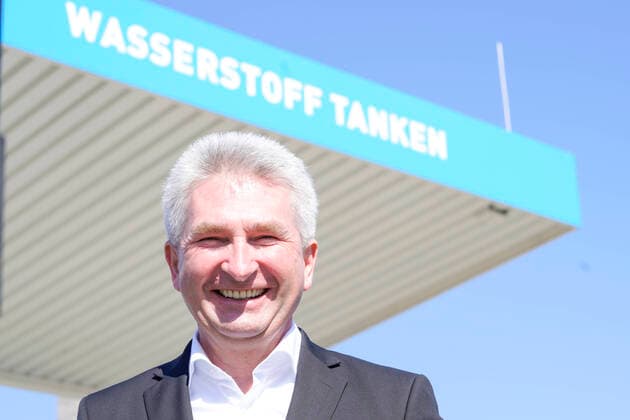News Themen der Woche KW13 Bilder des Jahres 2021, News 03 März News Bilder des Tages Energie- und Wirtschaftsminister von NRW besucht Wasserstoffstandorte in Nordrhein-Westfalen Aktuell, 31.3.2021, Herten, Prof. Dr. Andreas Pinkwart Energie- und Wirtschaftsminister von Nordrhein-Westfalen im Portrait an der Wasserstofftankstelle bei seinem Besuch des Anwenderzentrum H2Herten in Herten (NRW) bei seiner Wasserstoff-Tour in Nordrhein-Westfalen Herten Nordrhein-Westfalen Deutschland