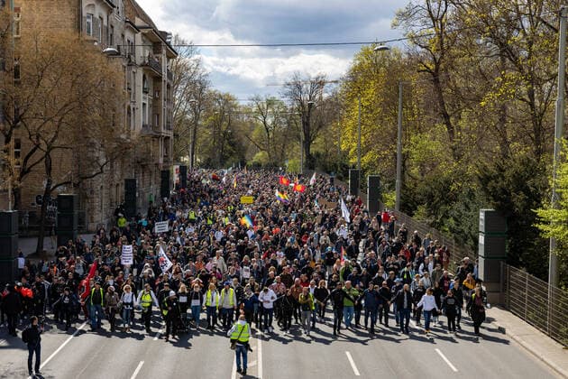 Bilder des Jahres 2021, News 04 April News Themen der Woche KW13 News Bilder des Tages Demonstration von Querdenken 711 in Stuttgart 03.04.2021 Unter dem Motto: Das Jahr der Freiheit - Grundrechte sind nicht verhandelbar. demonstrieren Anhänger der Querdenken-Bewegung in Stuttgart. Gegendemonstranten versuchen auf Fahrrädern und zu Fuß die Demonstrationen zu blockieren.