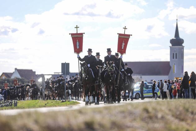 Bilder des Jahres 2021, News 04 April News Themen der Woche KW13 News Bilder des Tages Nachdem 2020 die Osterprozession aufgrund von Corona ausfallen musste, durften in diesem Jahr die sorbischen Reiter wieder die frohe Botschaft verkünden. Die Auferstehung Jesu Christi zum Anlass reiten jedes Jahr an Ostern hunderte Osterreiter traditionell durch die Ortschaften in der Lausitz. Reiter und Pferde sind dabei festlich geschmückt. Routen und Startzeiten wurden zuvor geheimgehalten um einen Besucheransturm - wie sonst alljährlich zu vermeiden. Trotzdem waren einige Zuschauer an die Strecke gekommen. Ralbitz-Rosenthal - Trotz Corona: Hunderte Osterreiter gehen sorbischen Brauch nach