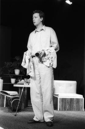 Matthias Brandt (Schauspieler) 02 91 ue Matthias Brandt im Februar 1991 im Theaterstück Goldener Westen von Sam Shepard Deutschland deutsch deutscher Mann Schauspiel Film TV Fernsehen Theater Drama Bühne Szene True West german actor hoch ganz stehend freistellbar neutral sw