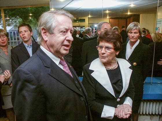 Düsseldorf 10.10.2002 Josef Neuberger Medaille der jüdischen Gemeinde Düsseldorf für Wolfgang Clement . Foto zeigt Paul Spiegel ( Vorsitzender Zentralrat der Juden ) und Rita Süssmuth Düsseldorf Nordrhein-Westfalen Deutschland