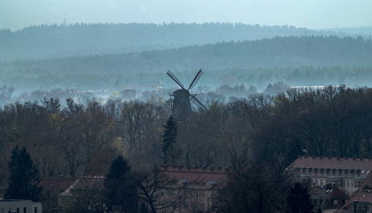 Geschichte Architektur Gedenken Kunst Tourismus Wetter Reisen 16.04.2021 Potsdam Landeshauptstadt Weltkulturerbe Historische Mühle von Sanssouci im Hindergrund Blick über das Neubau Stadtviertel am BUGA Park Potsdam Landeshauptstadt Brandenburg Deutschland