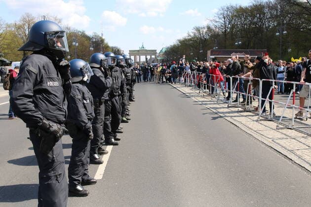 Bilder des Jahres 2021, News 04 April News Themen der Woche KW16 News Bilder des Tages Tausende Menschen demonstrieren gegen die Änderung des Infektionsschutzgesetz. Wegen Verstoß gegen die Corona-Auflagen wurde die Demonstration im Regierungsviertel aufgelöst Berlin - Polizei löst Anti-Corona-Demo in Berliner Regierungsviertel auf