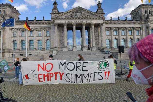 Bilder des Jahres 2021, News 04 April News Themen der Woche KW16 News Bilder des Tages Berlin, Deutschland 23. April 2021: Am heutigen Freitag fand in der Hauptstadt Berlin eine fridays for future Fahrradkundgebung statt. Abschlusskundgebung auf dem Platz der Republik vor dem Reichstag. Berlin Copyright: xFotostandx xReuhlx