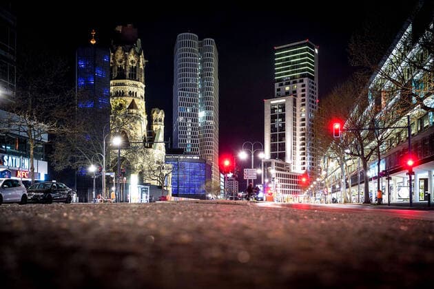 Bilder des Jahres 2021, News 04 April News Themen der Woche KW16 News Bilder des Tages 24.04.2021,Berlin,Deutschland,GER,am heutigen Abend ab 22.00 Uhr gilt eine Ausgangssperre bis 05.00 Uhr.Kaiser-Wilhelm-Gedächtniskirche.