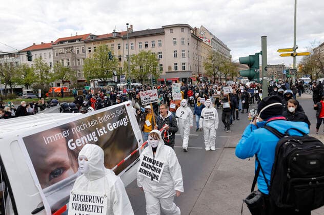 Bilder des Jahres 2021, News 04 April News Themen der Woche KW16 News Bilder des Tages Demonstration in Kreuzberg unter dem Motto Generation miteinander - Herzensangelegenheit aus dem Kreis der Querdenker-Bewegung. Am Rande der Demo kam es zu zahlreichen Gegenprotesten. Berlin, 24.04.2021