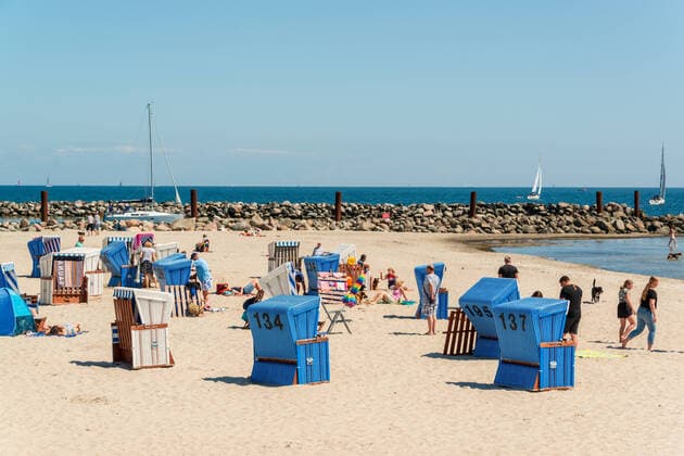 Bilder des Jahres 2021, News 04 April News Themen der Woche KW16 News Bilder des Tages Schleiregion Eckernförde, 25.04.2021 Zurzeit Deutschlands einziger Urlaubsort: die Modellregion Schlei Eckernförde. Mit Lockerungen für Beherbergung und für die Gastronomie aber mit strengen Hygienekonzepten kann in Eckernförde und Umgebung wieder Urlaub gemacht werden. Alle Urlauber und Tagesgäste müssen negative Test vorweisen und können damit sogar innen im Restaurant essen gehen. Die gleichen Voraussetzungen gelten für die Schleiregion. Auch Sportboothäfen dürfen wieder von Skippern anderer Häfen angelaufen werden. Immer gilt: Gibt es ein Corona-konformes Hygienekonzept, dürfen Gäste empfangen werden.