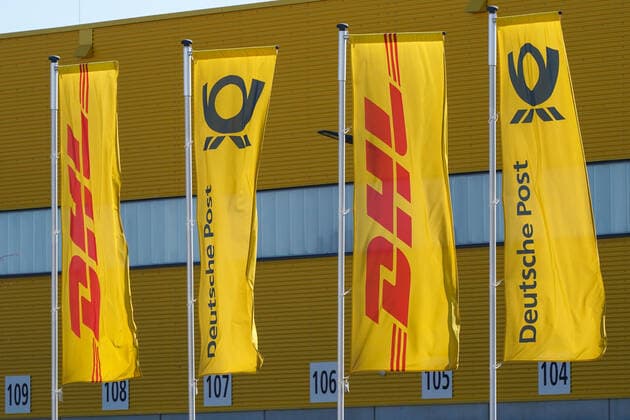Logistikdienstleister DHL und Deutsche Post Auf Fahnen sind die Logos DHL des Paket- und Brief-Express-Dienst DHL International GmbH, der zum Konzern Deutsche Post DHL Group gehört und der Deutsche Post, dem deutschen Postunternehmen Deutsche Post AG, zu sehen. Leipzig Sachsen Deutschland