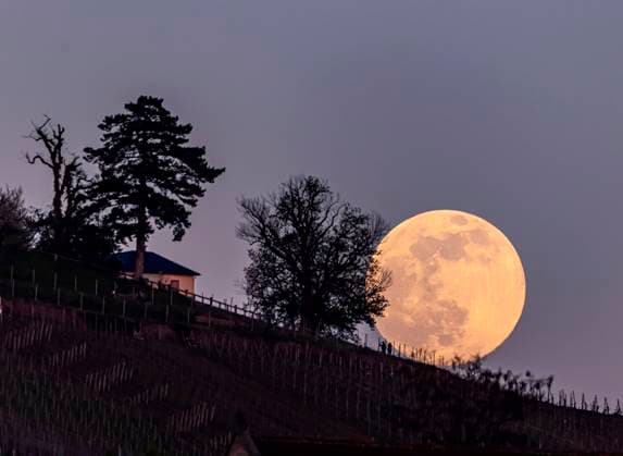 Bilder des Jahres 2021, News 04 April News Themen der Woche KW17 Aufgehender Vollmond über Stuttgart. Katholische St. Johanneskirche Untertürkheim. 26.04.2021: Europa, Deutschland, Baden-Württemberg, Stuttgart.