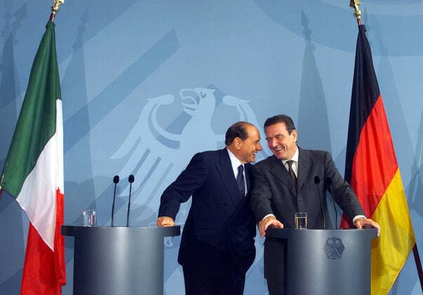 Gerhard Schröder scherzt mit Silvio Berlusconi Bundeskanzler Gerhard Schröder und Silvio Berlusconi, Ministerpräsident der Italienischen Republik, Italien, waehrend PRESSESTATEMENT, Berlin den 26.09.2001, Berlin Deutschland