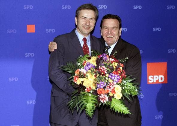 Schroeder gratuliert Wowereit Bundeskanzler Gerhard Schröder gratuliert Klaus Wowereit nach dessen Wahlsieg, regierender Buergermeister von Berlin, einen Tag nach den Wahlen zum Berliner Abgeordnetenhaus, vor Beginn einer Parteivorstandssitzung, Berlin den 22.10.2001, Berlin Deutschland