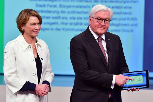Bilder des Jahres 2021, Entertainment 04 April Entertainment Themen der Woche KW17 News Bilder des Tages Freischaltung des Portals STARK im AMT Elke Büdenbender, Frank-Walter Steinmeier, SPD, Bundespräsident und Schirmherr der Veranstaltung Freischaltung des Portals STARK im AMT im BCC Berlin in Berlin am 29.04.2021
