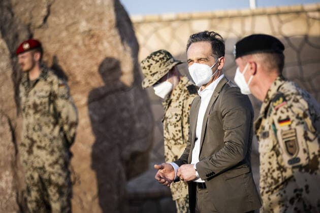 Bilder des Jahres 2021, News 04 April Heiko Maas, Bundesaussenminister, aufgenommen im Rahmen einer Gedenkzeremonie im Ehrenhain in Masar-e Scharif, 29.04.2021. Maas reist nach Afghanistan fuer politische Gespraeche und einen Besuch der stationierten Soldaten der Bundeswehr. Masar-e Scharif Afghanistan