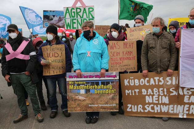 Bilder des Jahres 2021, News 04 April Vor-Ort-Pressetermin am Freitag (30.04.2021) in Alt Tellin (Vorpommern Greifswald) zum Thema: Wie geht es weiter mit der Schweinhaltung im Ort. In Alt Tellin brannte am Dienstag (30.03.2021) Europas größte Ferkelzuchtanlagekomplett nieder. Dabei konnten nur etwas mehr als 1000 Tiere gerettet werden. Die Meisten jedoch verschmolzen regelrecht mit den Stallungen. Dennoch wird schon wieder über den Neuaufbau der gigantischen Zuchtanlage nachgedacht. Nun besuchte MV-s Landwirtschaftsminister Dr. Till Backhaus erstmalig die Anlage. Gleichzeitig demonstrierten Gegner der Massentierhaltung vor der Zufahrt zum Gebäudekomplex. Außerdem stellte sich der Minister im nahe gelegenen Plötz den Fragen der Öffentlichkeit.