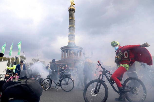 Bilder des Jahres 2021, News 05 Mai News Themen der Woche KW17 News Bilder des Tages Fahrraddemo zum 1. Mai in Berlin. Nach Sternfahrt radelt der kapitalismuskritische Protest MyGruni ins Villenviertel Grunewald. Berlin, 01.05.2021