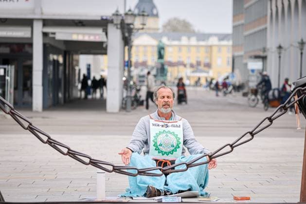 Tag der Arbeit Karlsruhe am 01.05.2021 in Karlsruhe (), Germany Ein mann meditiert friedlich auf dem Marktplatz Karlsruhe, zum Tag der Arbeit. Karlsruhe Baden-Württemberg Germany
